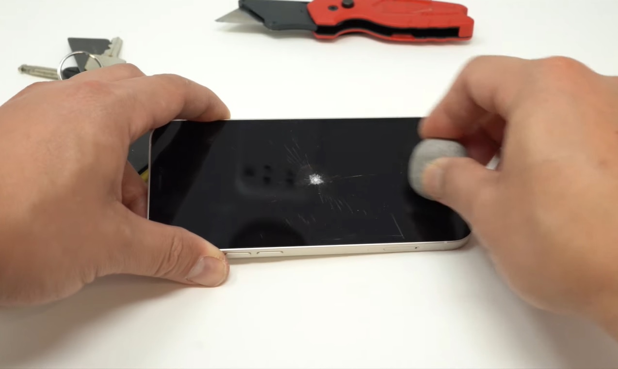 do ben man hinh iPhone 12 anh 2