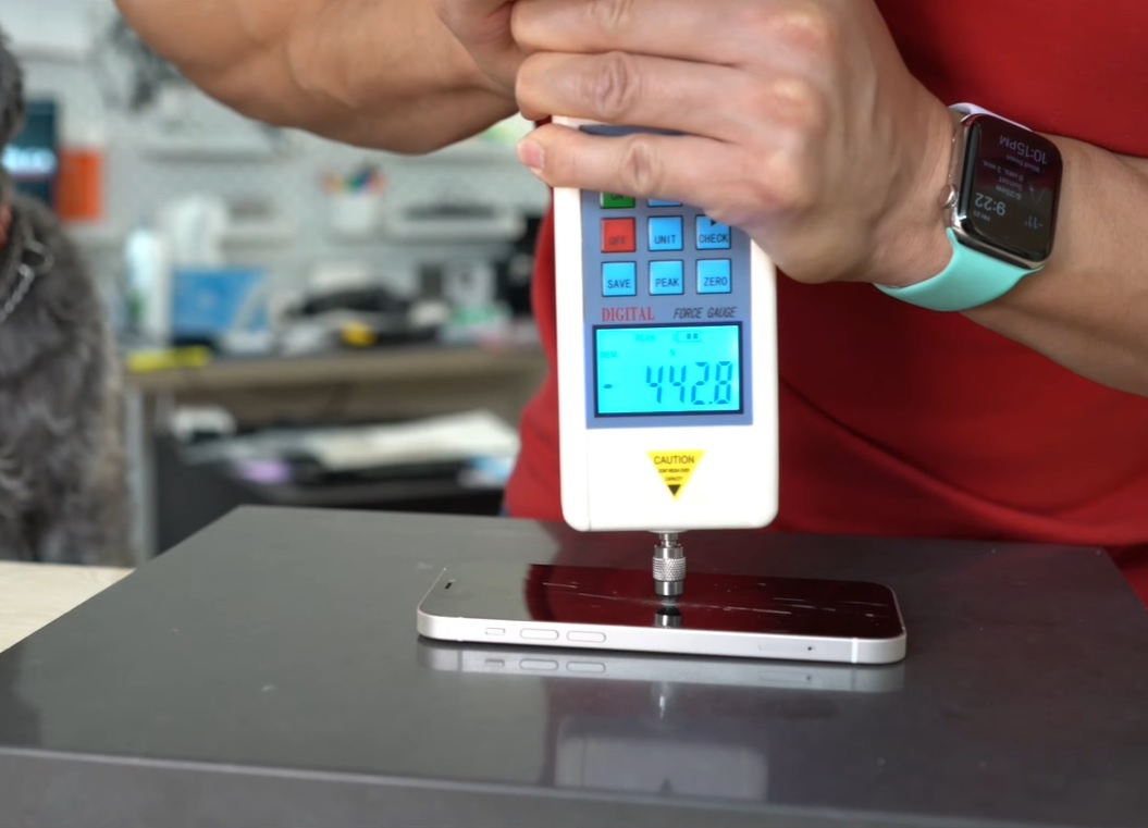 Man hinh iPhone 12 co ben nhu quang cao? hinh anh