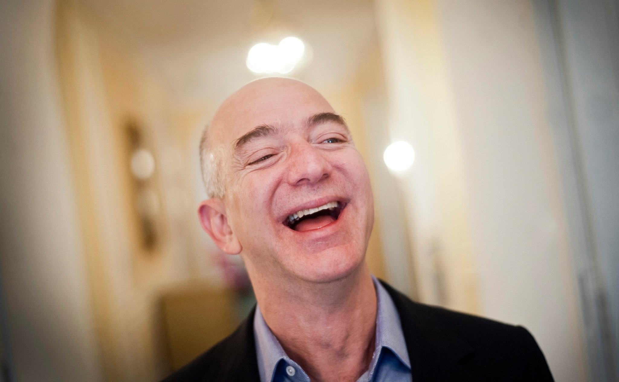 Ly do Jeff Bezos hay lam viec lat vat moi ngay hinh anh