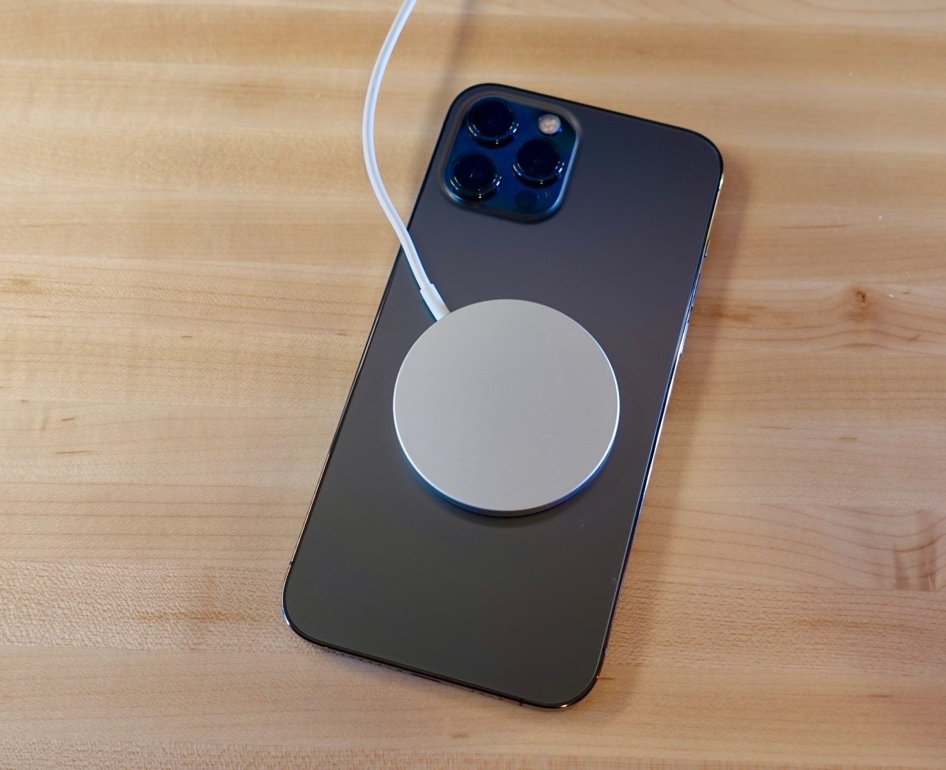 Rui ro suc khoe nghiem trong khi dung iPhone 12 hinh anh