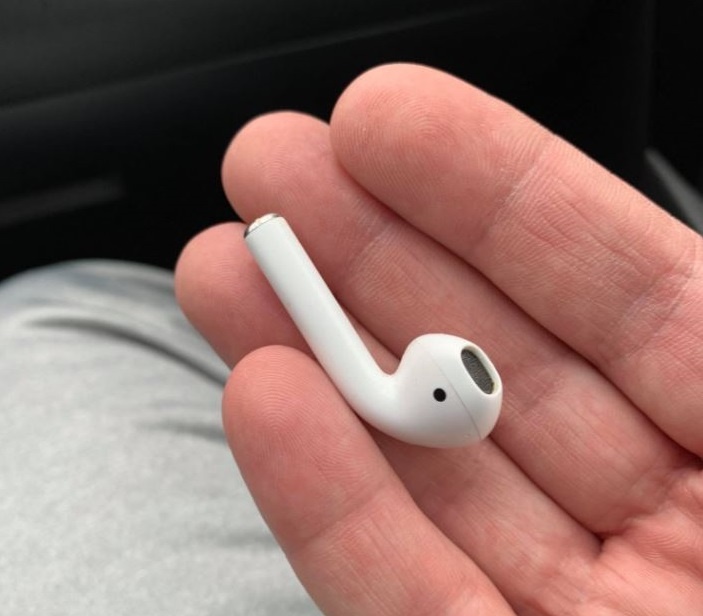 Nguoi dan ong o My nuot AirPods khi ngu hinh anh