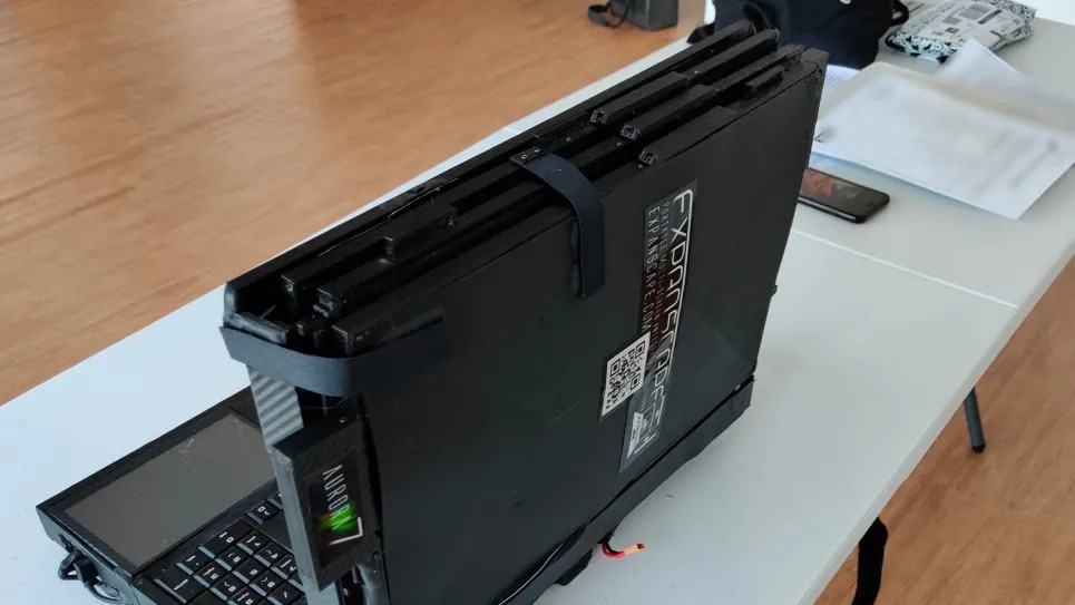 laptop co 7 man hinh Aurora 7 anh 2