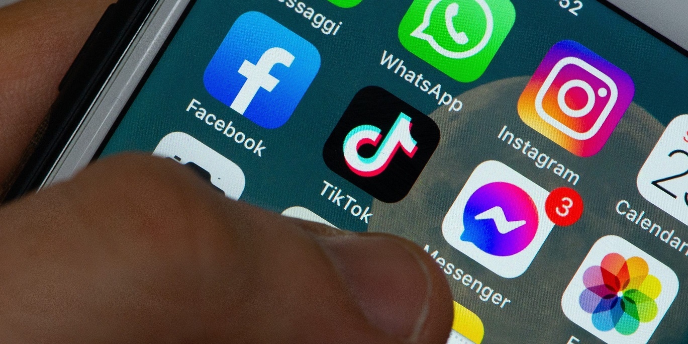 Cong nghe tu 50 nam truoc dang la trao luu tren man hinh cam ung hinh anh