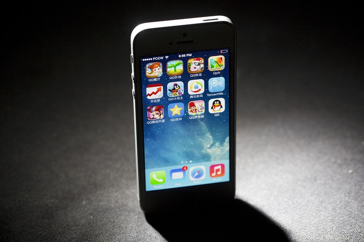 Lay iPhone, nhom toi pham vet sach tien gui ngan hang cua nan nhan hinh anh