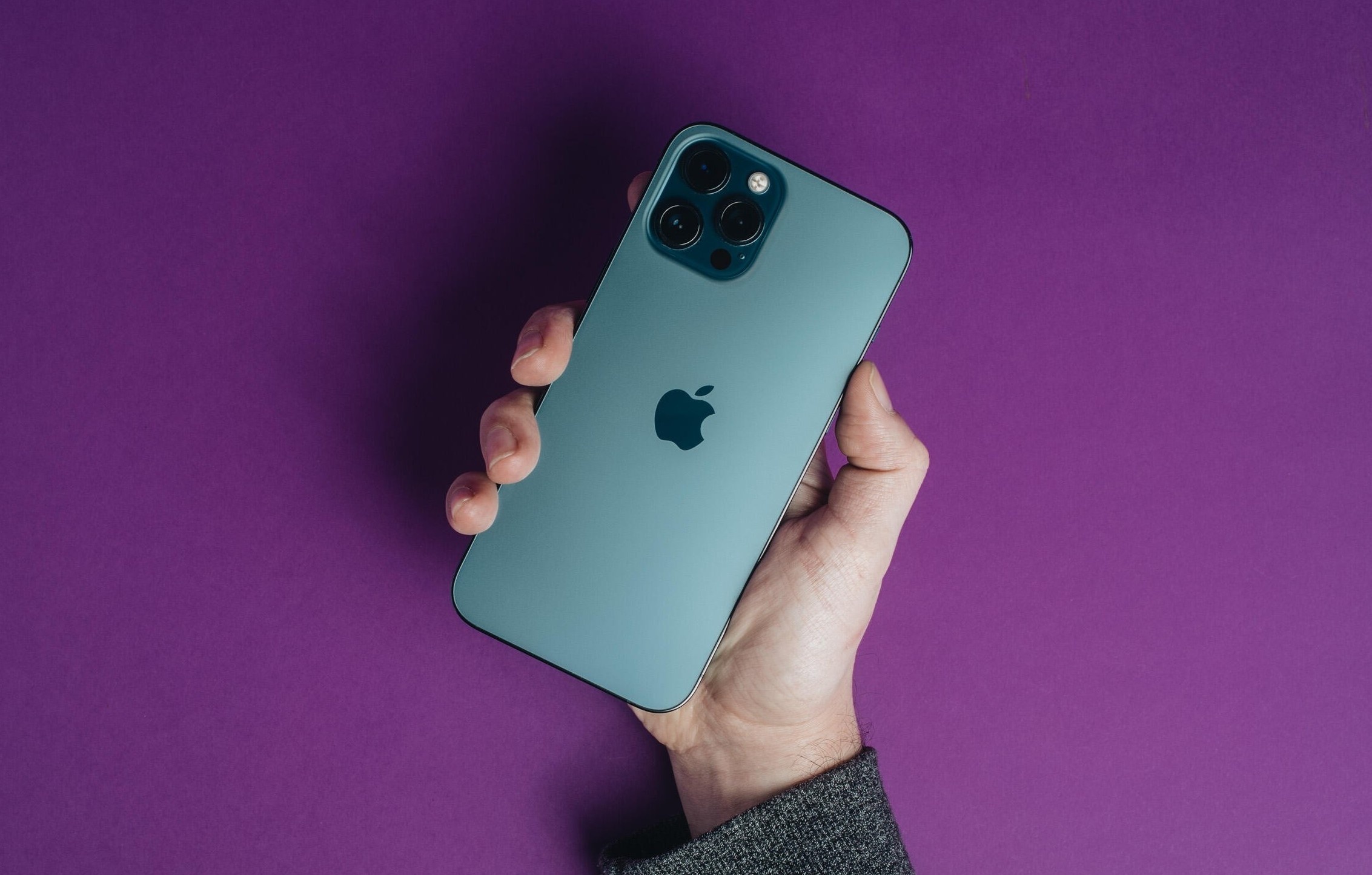 Vi sao ban phai mua op lung de che di ve dep cua iPhone? hinh anh