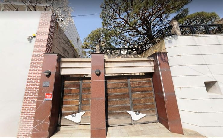 Gia toc Samsung ban nha co chu tich de tra no thue hinh anh