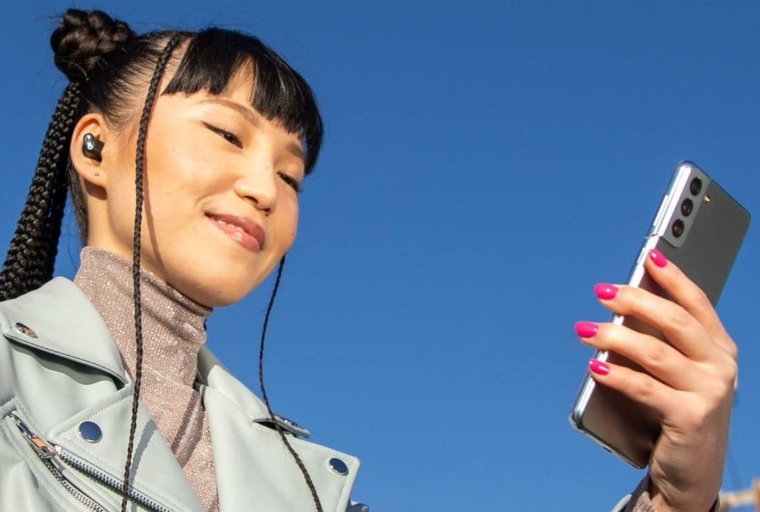 Apple dung Samsung Galaxy S21 de quang cao tai nghe hinh anh