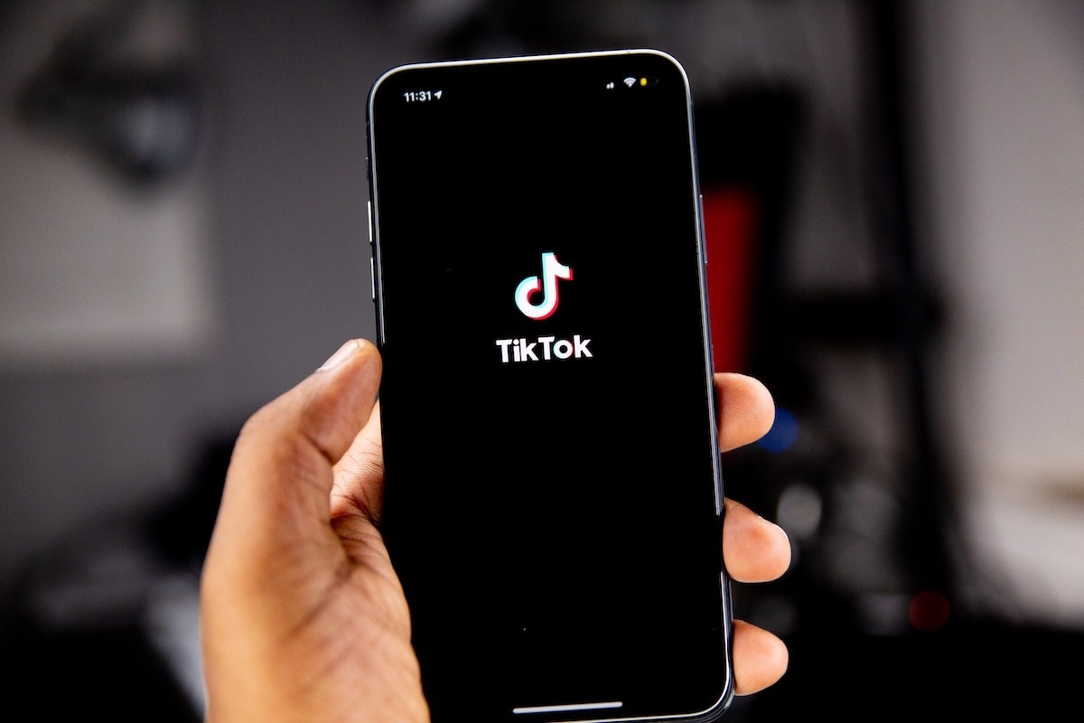 Apple chan hanh vi dang ngo cua TikTok tren iOS hinh anh