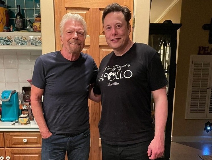 Elon Musk da mua ve du lich vu tru hinh anh