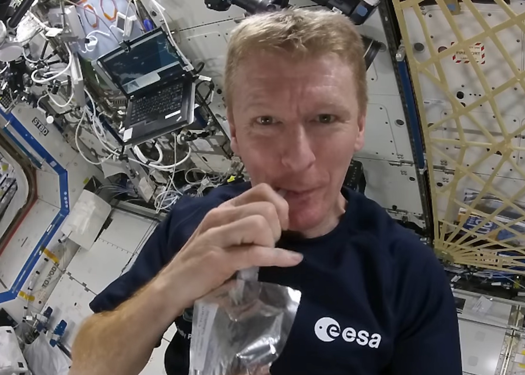 hoat dong cua phi hanh gia tren vu tru anh 1