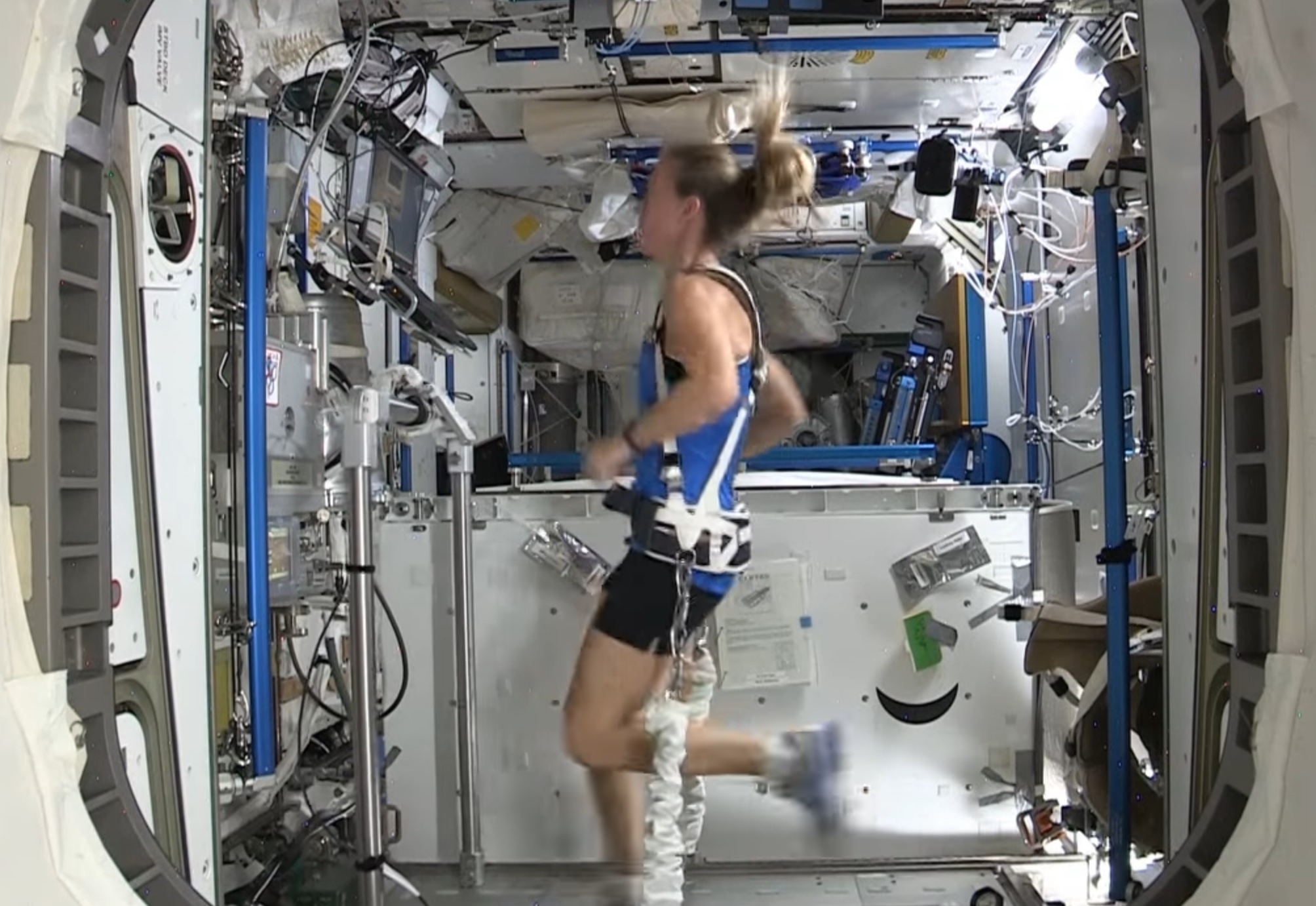 hoat dong cua phi hanh gia tren vu tru anh 2