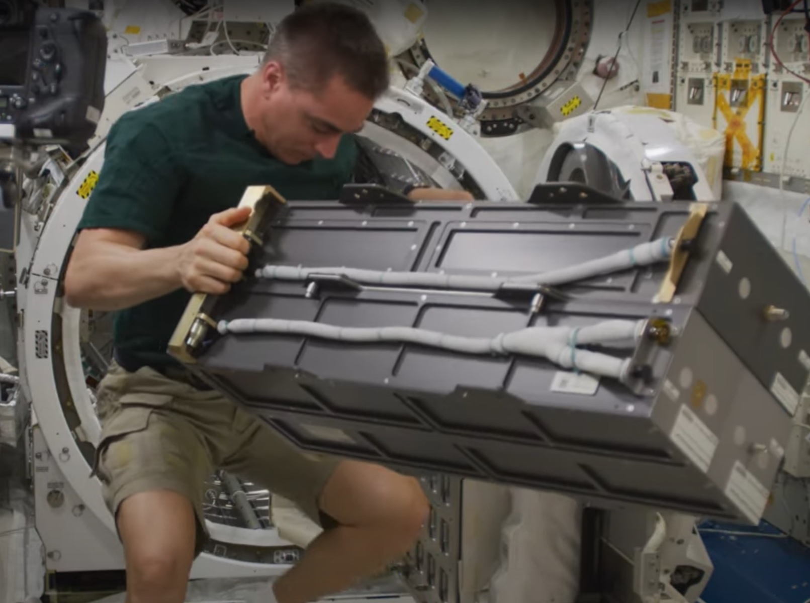 hoat dong cua phi hanh gia tren vu tru anh 5