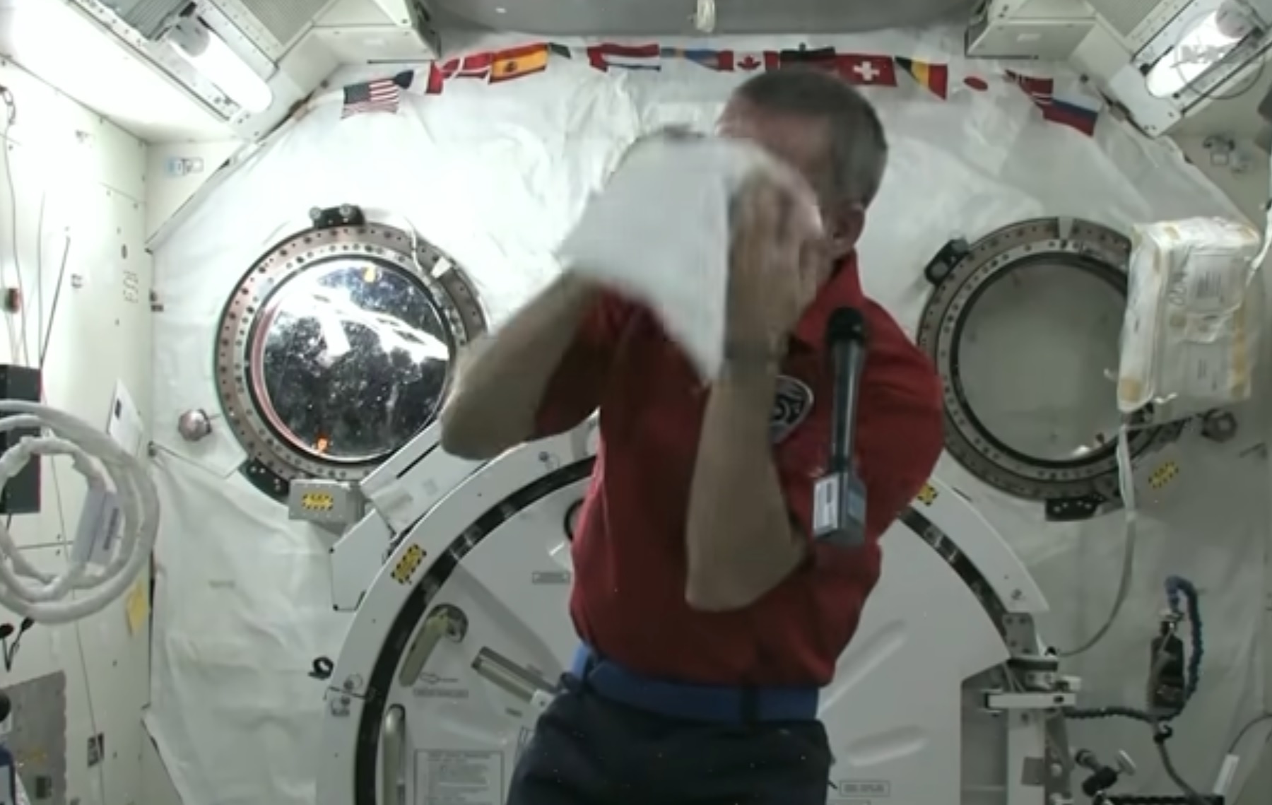 hoat dong cua phi hanh gia tren vu tru anh 9