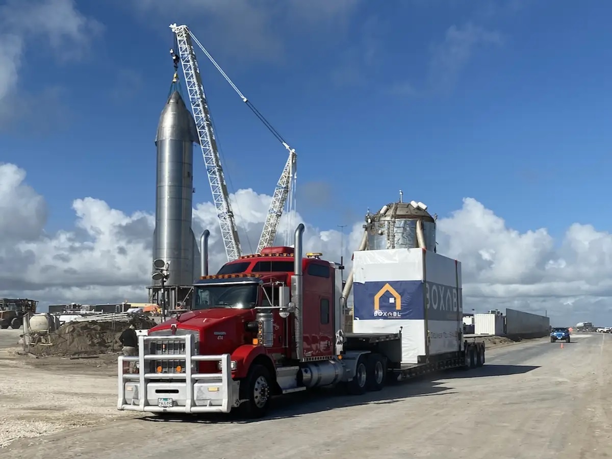 Elon Musk o nha lap ghep anh 2