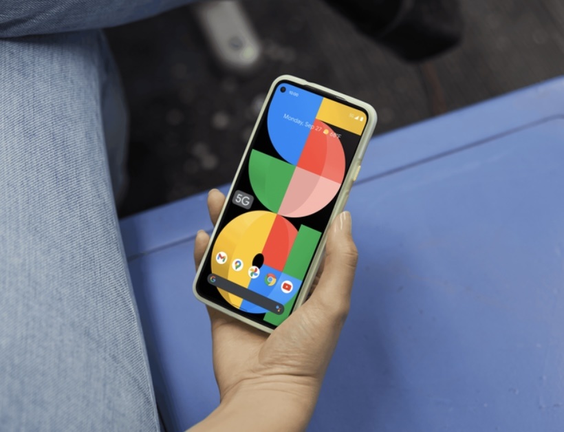 Thich dien thoai nho gon, nen mua Google Pixel 5a hay iPhone SE? hinh anh