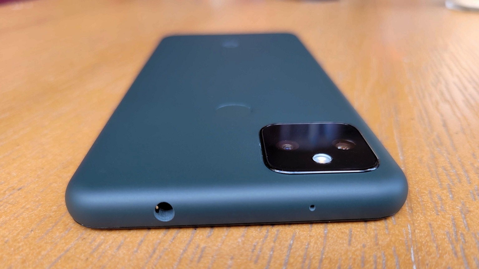 uu diem cua Pixel 5a so voi iPhone SE anh 6