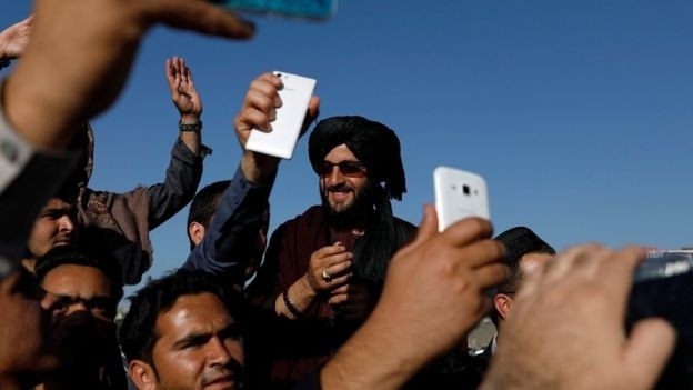 The he Taliban biet dung smartphone hinh anh