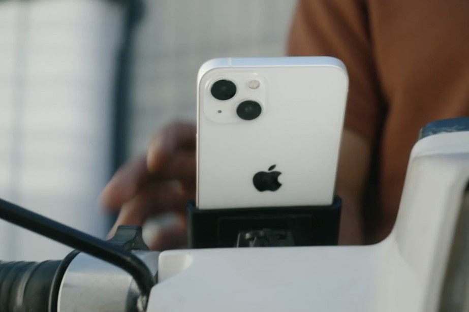 Apple gan iPhone 13 len xe may, tu mau thuan chinh minh hinh anh