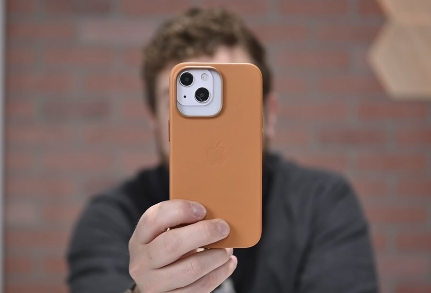 Giao su John Naughton: 'Muon bao ve Trai Dat thi dung mua iPhone 13' hinh anh