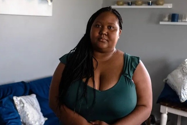 Nguoi phu nu vach tran mat toi cua de che Amazon hinh anh