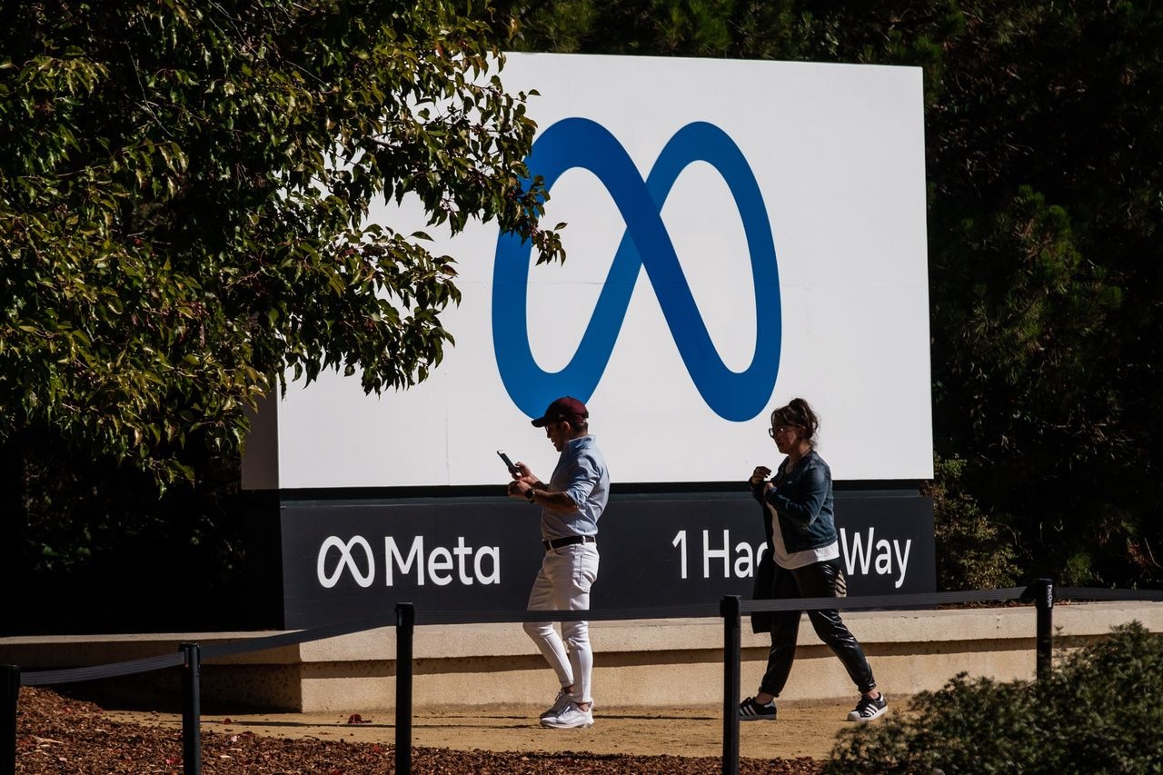 Facebook bi kien vi lua doi co dong anh 1