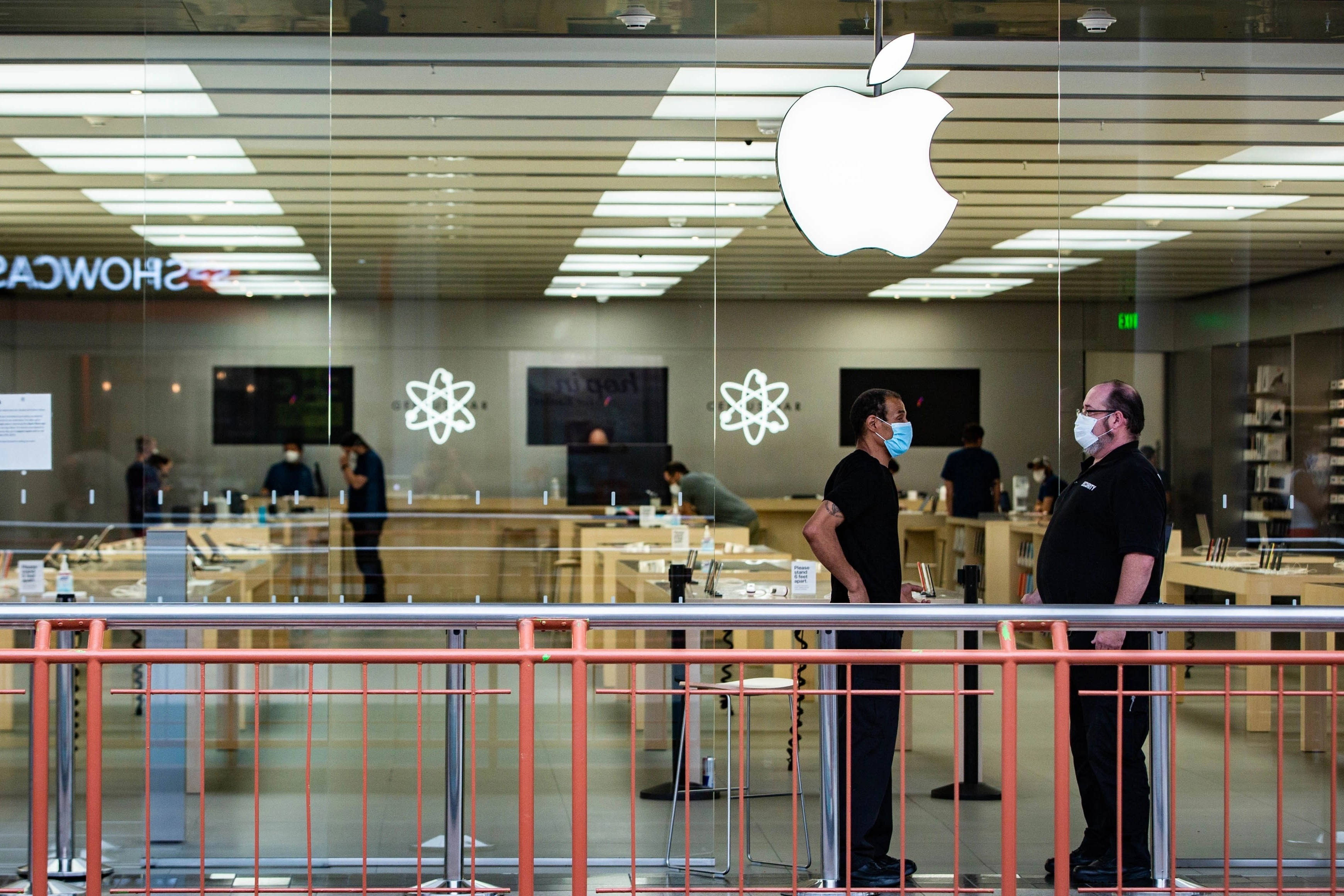 Apple thuong lon de giu nhan vien anh 2