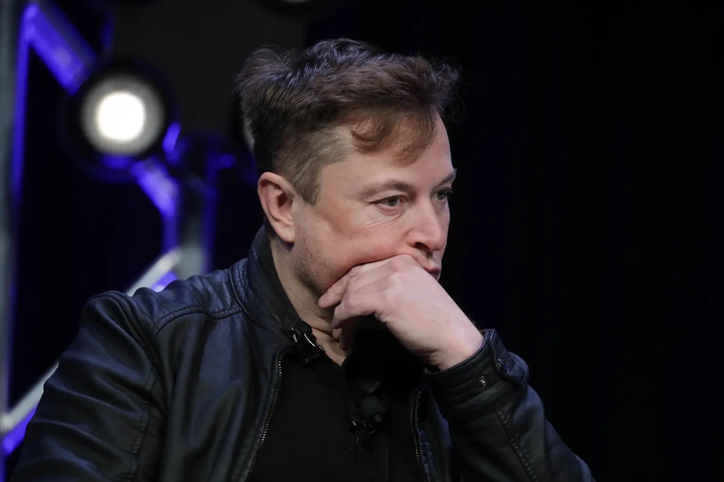 Elon Musk bi am anh ve viec Trai Dat thieu nguoi hinh anh