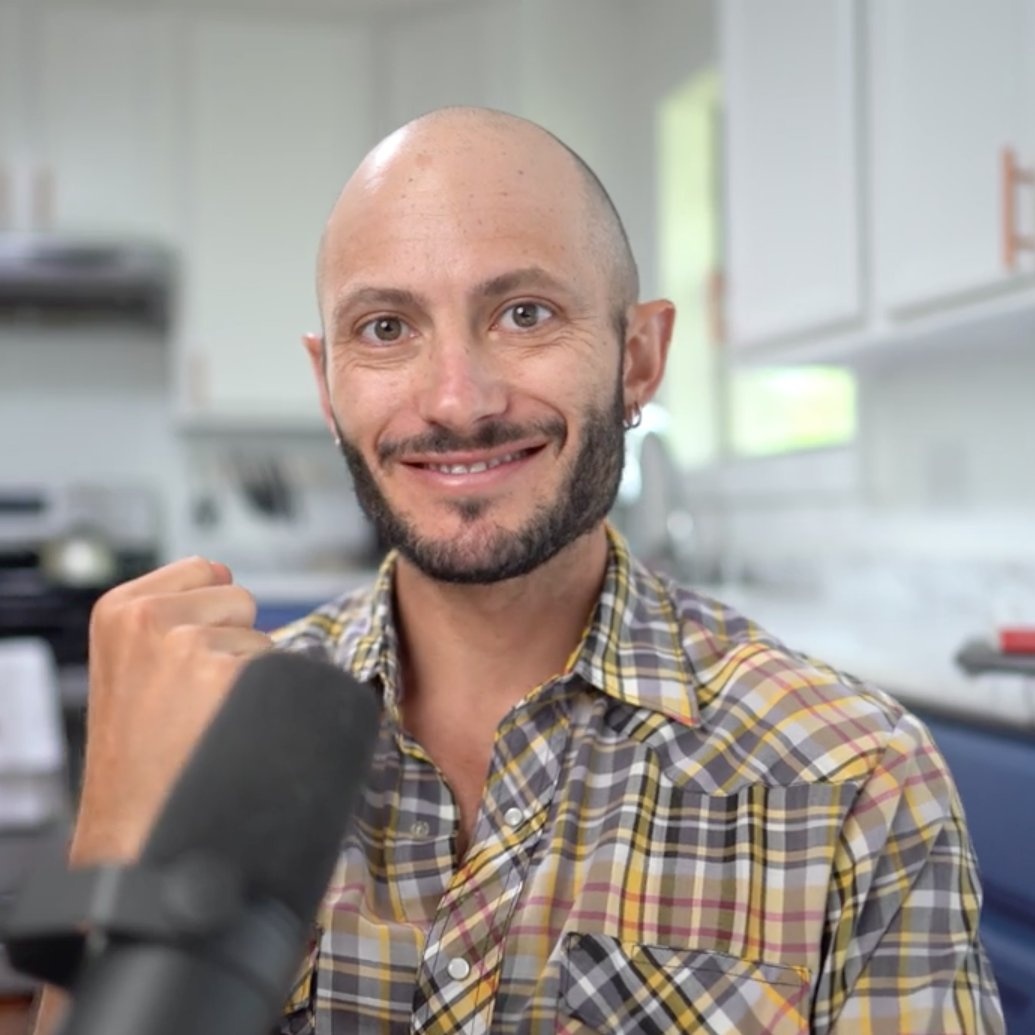 Mark Zuckerberg dung kiem de doa nhan vien anh 1