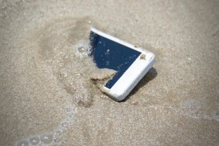 Phai lam gi khi dien thoai roi xuong bien hinh anh