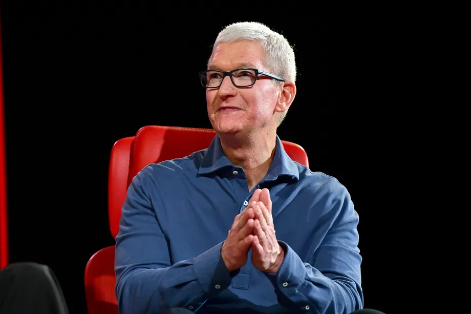 Tim Cook: 'Hay mua cho me cua ban mot chiec iPhone' hinh anh