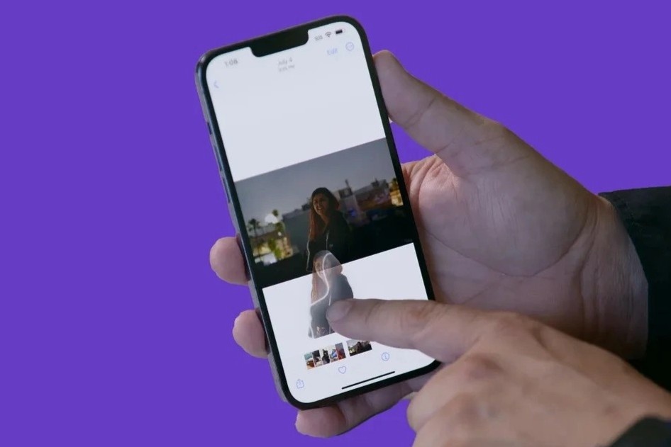 Co the mo khoa iPhone khi dang nam hinh anh