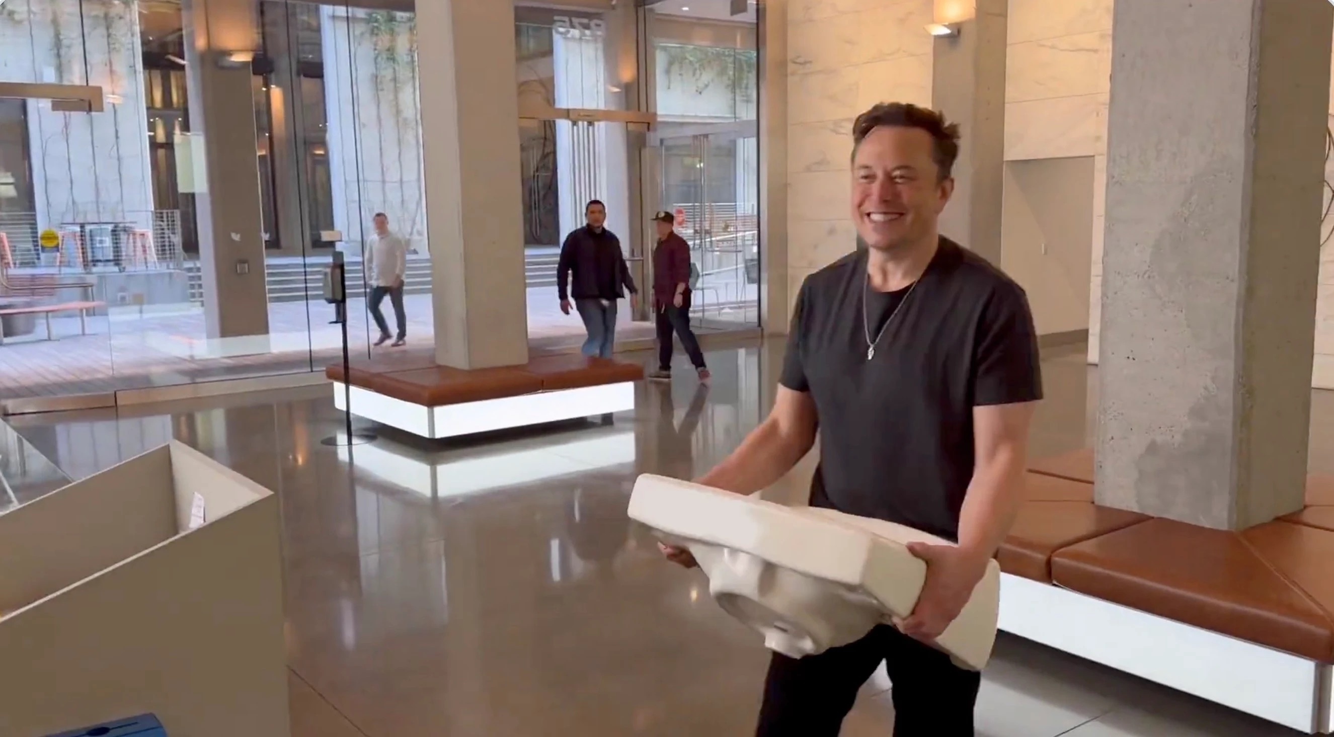 Twitter sa thai nhan vien anh 4