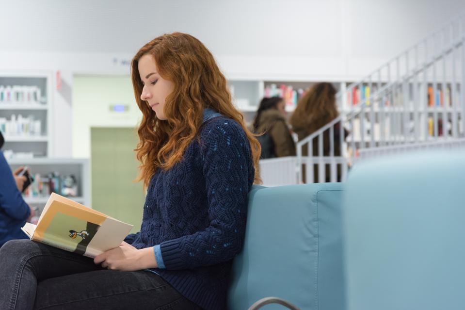 Gen Z tim ve voi sach giay hinh anh