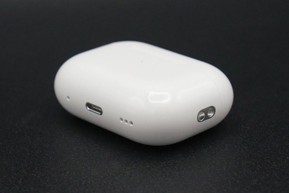 Den luot AirPods co cong USB-C hinh anh