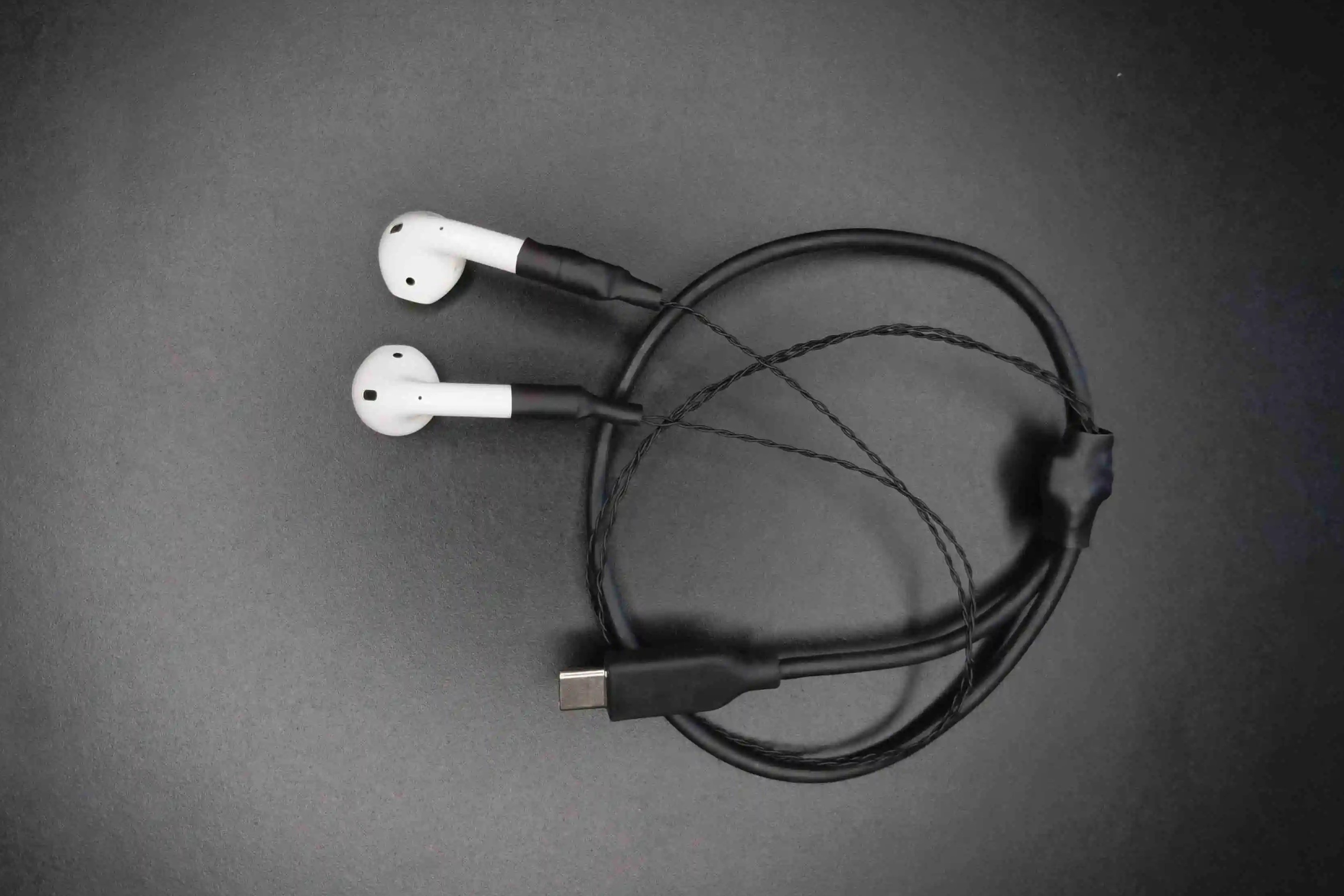 Ky su lam chuyen nguoc doi, them day cho tai nghe AirPods hinh anh