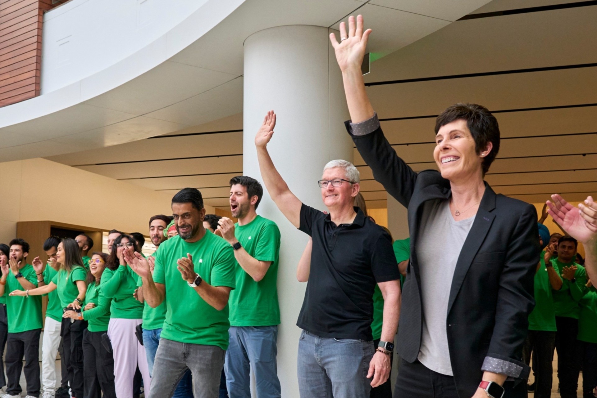 Tim Cook dung don khach hang vao Apple Store o An Do hinh anh