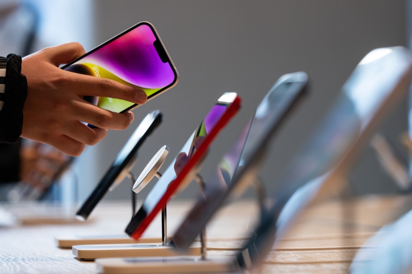 iOS 17 bien iPhone thanh man hinh thong minh hinh anh