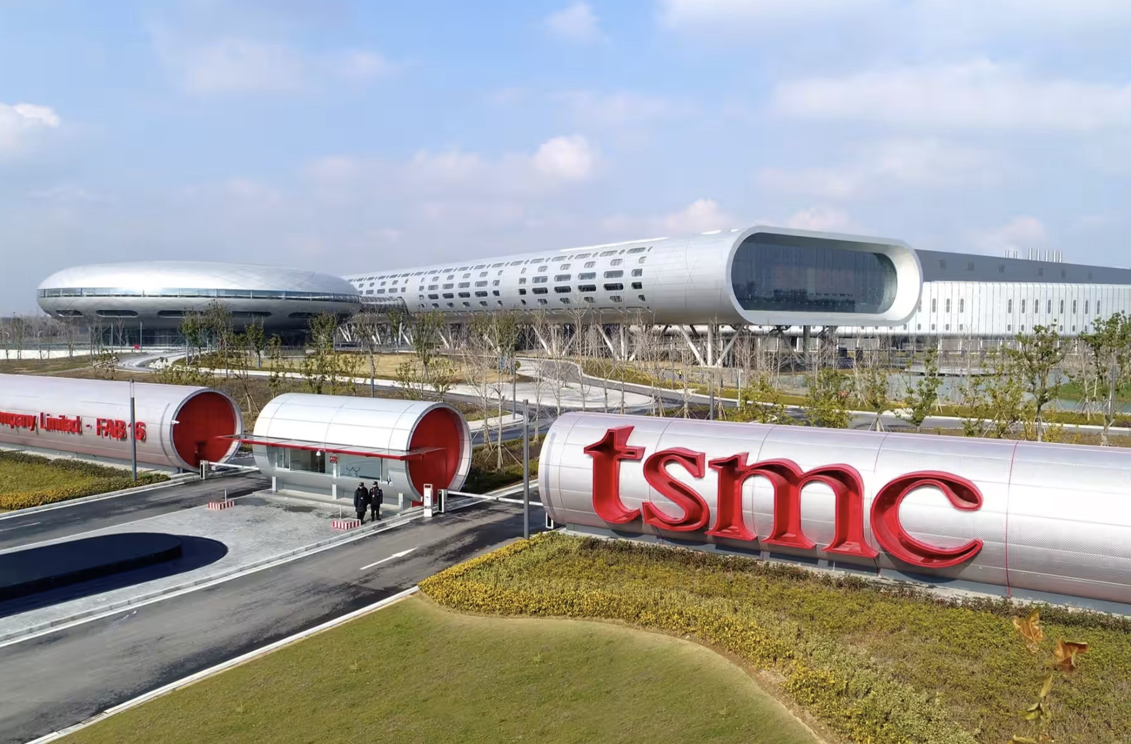 Xuong duc chip lon nhat the gioi mo them 24 nha may hinh anh