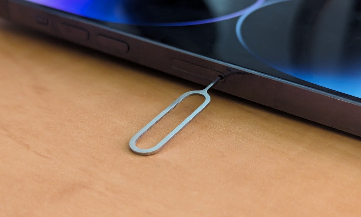 Da den luc iPhone 17 bo han khay SIM hinh anh