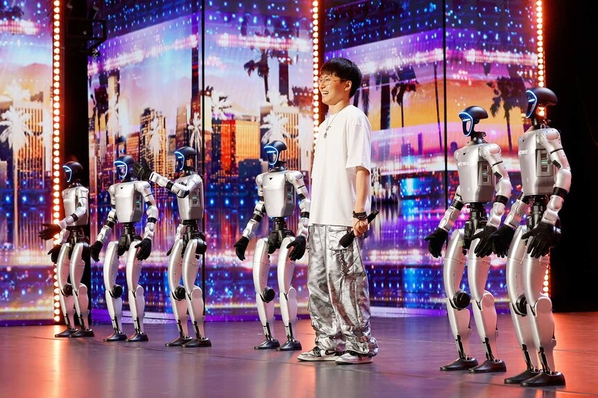 robot Trung Quoc trinh dien anh 1