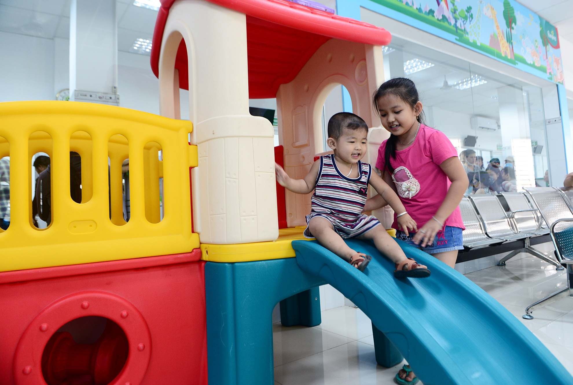 Can canh san choi trong khuon vien Benh vien Nhi Dong 2 nhan dip 1/6 hinh anh