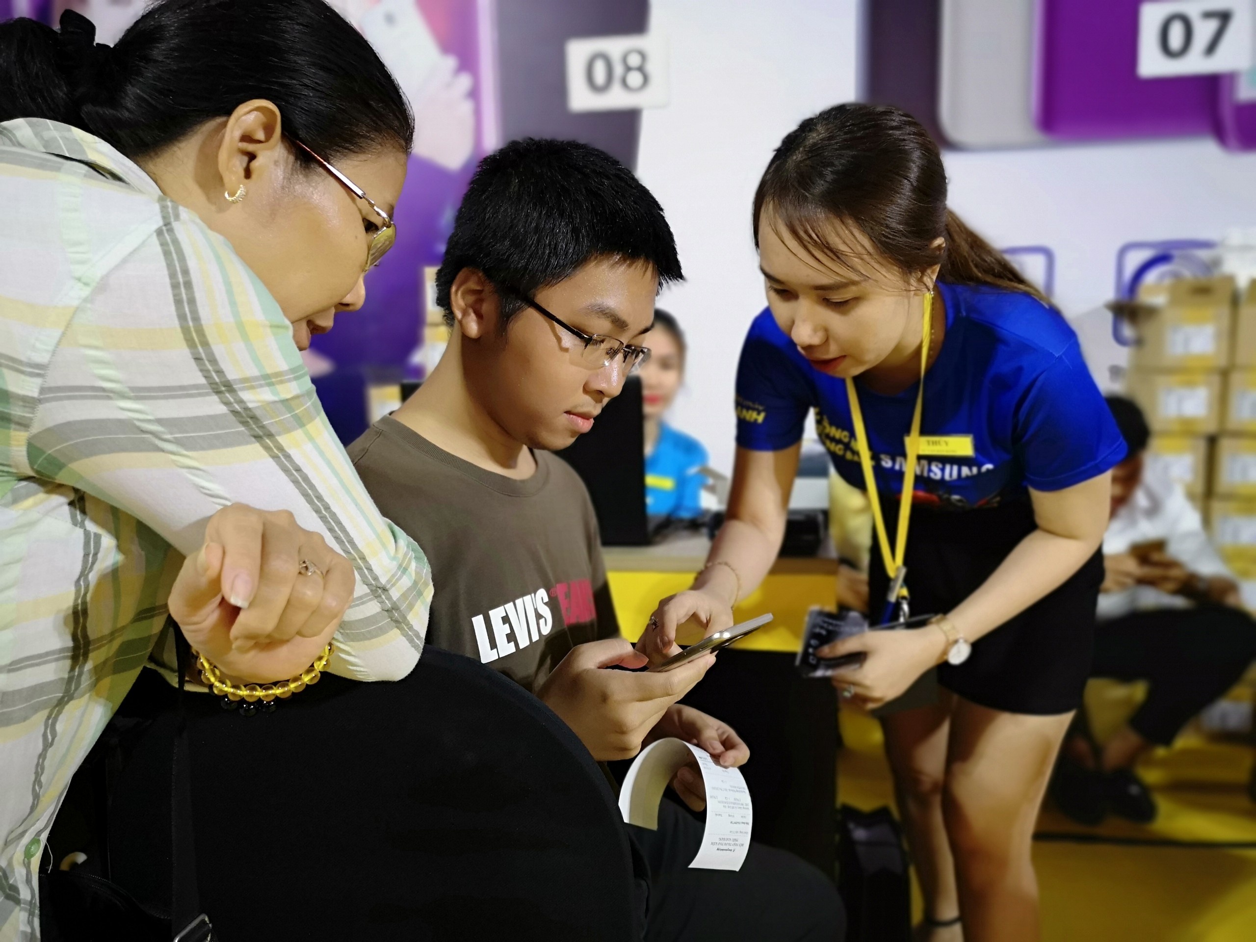 Gioi tre hao hung trai nghiem J4, J6 ngay ban giam gia hinh anh