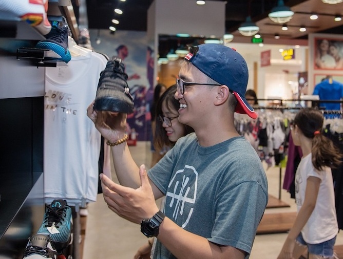 Ban le offline van song khoe thoi mua sam online? hinh anh