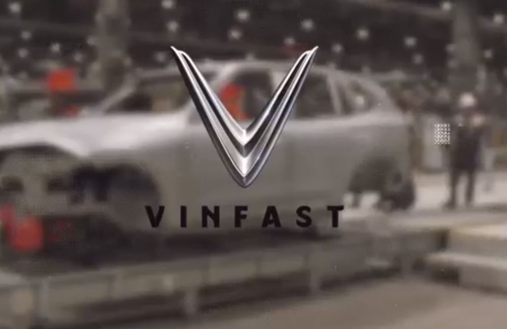 Video: VinFast hoan thanh san xuat than vo xe Lux SUV dau tien hinh anh