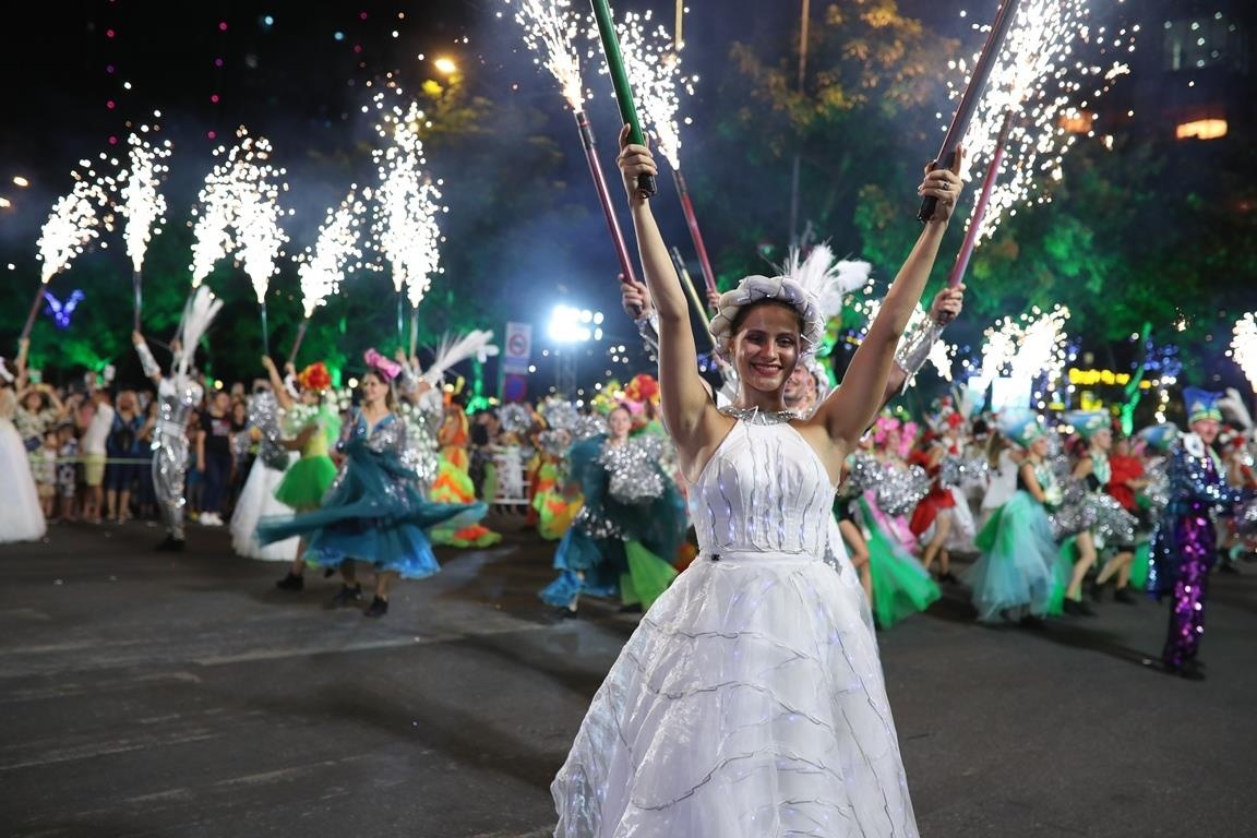 Carnival duong pho ‘DIFF 2019’ khuay dong khong gian pho dem Da Nang hinh anh