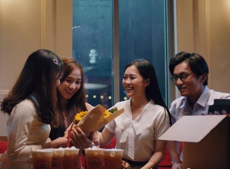 Video: Highlands Coffee - 300 quan voi tram chuyen dam da hinh anh