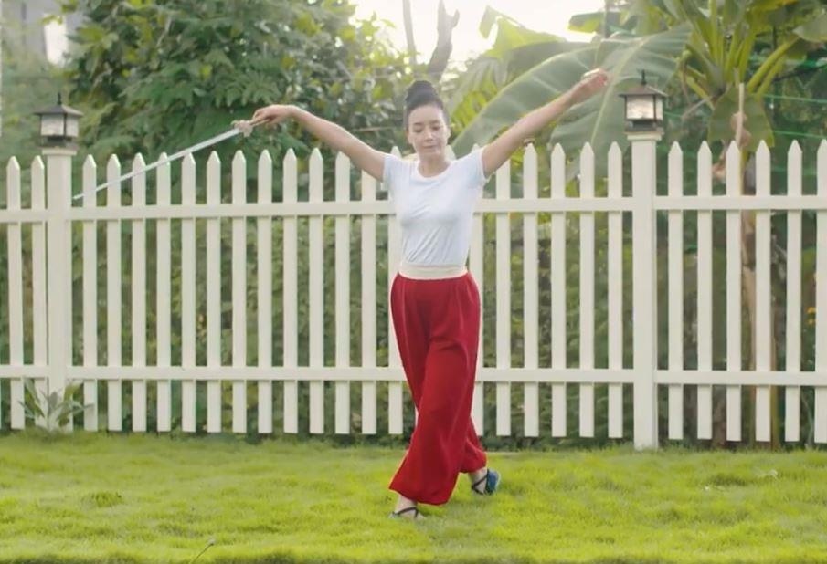 Video - Nghe si Chieu Xuan deo dai o tuoi ngoai 50 nho bi quyet nay hinh anh