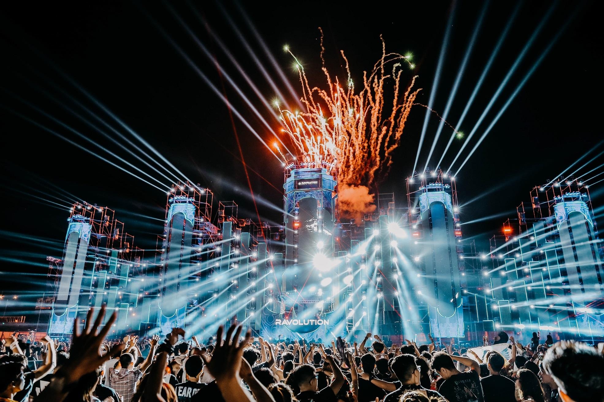 Video: Hon 11.000 khan gia quy tu tai le hoi am nhac dien tu hinh anh