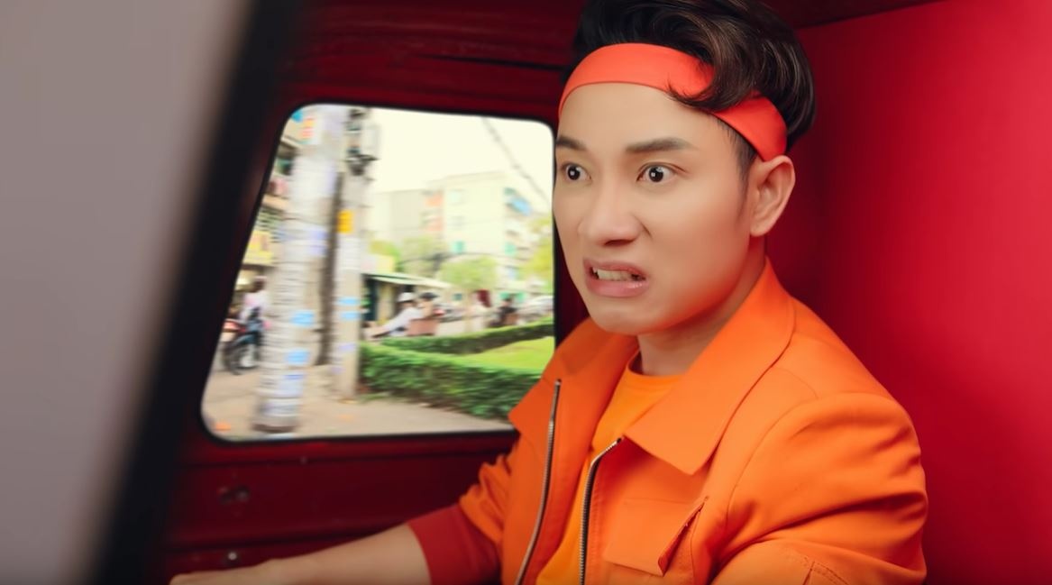 Video: Nhung bieu cam 'cop mac' Truc Nhan trong MV moi hinh anh