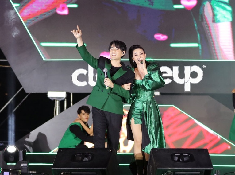 Dong Nhi - Ong Cao Thang tai hien dam cuoi, ung ho tinh yeu tu do hinh anh